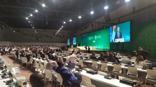 Cop28: Fosiln&iacute; paliva v centru prvn&iacute;ch debat a zř&iacute;zen&iacute; fondu pro země postižen&eacute; klimatem