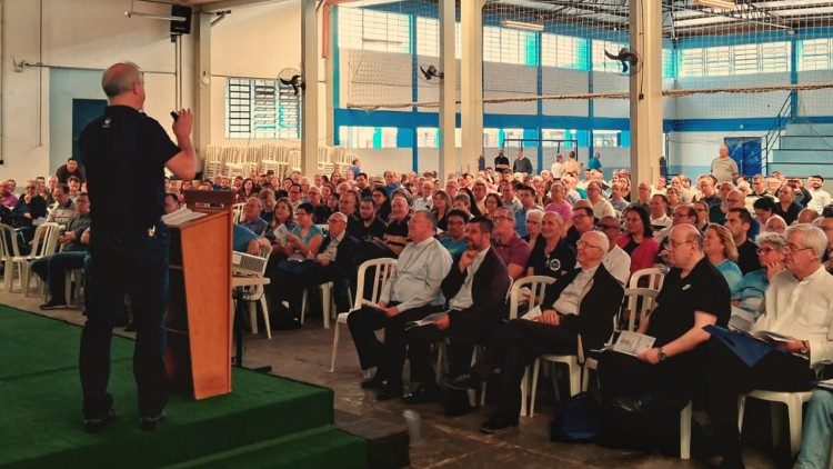 Coordenador Arquidiocesano decl Pastoral, Pe. Ilário Flach, conduzindo os trabalhos da Assembleia. Foto: Gerson Schmidt