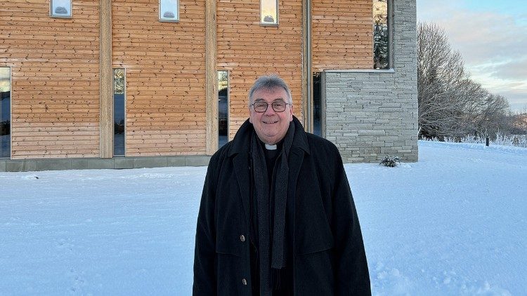 Georg Austen vom Bonifatiuswerk vor der neuen Klosterkirche in Munkeby in Norwegen