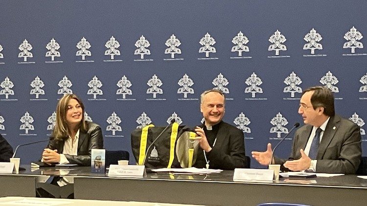 Una de las primeras bolsas del Jubileo confeccionadas en la cárcel de Viterbo y entregadas al cardenal Gambetti.