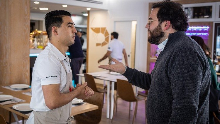 O padre trinitário Francisco Ferrer, Coordenador da Delegação da Fundação Prolibertas Algeciras, conversa com Abdelaziz Zeriouh, ex-aluno da Escola de Formação e Empreendedorismo Hoteleiro. (Giovanni Culmone/Global Solidarity Fund)