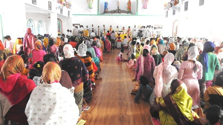 ഇന്ത്യയിലെ ദേവാലയത്തിൽ വിശ്വാസികൾ വിശുദ്ധ ബലിയിൽ പങ്കുകൊള്ളുന്നു 