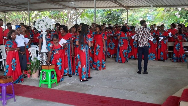 Les fidèles de la paroisse Beata Anuarite Nengapeta