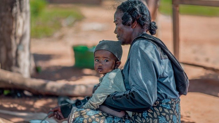 Une femme faisant partie d'un groupe de femmes de voisinage &agrave; Andranolana, R&eacute;gion Androy. Photo prise par To Filamatra/CRS