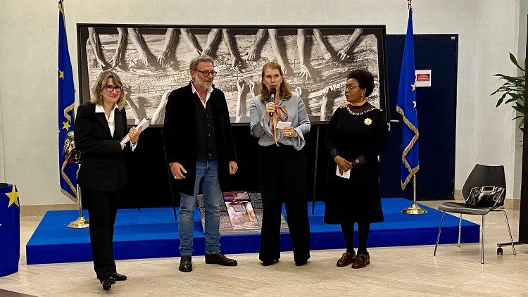 Marina Sonzini, Danilo Mauro Malatesta, Alexandra Valkenburg, Botschafterin der Delegation der Europäischen Union beim Heiligen Stuhl, dem Malteserorden, den UN-Organisationen in Rom, und Jackline Yonga Botschafterin der Republik Kenia, die an diesem Abend versbschiedet wurde.