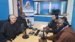 Os Frades aos microfones da Rádio Nova de Maria