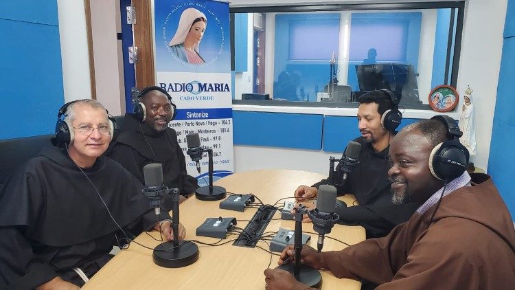 Os Frades aos microfones da Rádio Nova de Maria