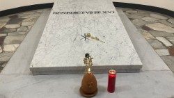 Mộ phần của Đức Giáo hoàng Biển Đức XVI, trong hầm mộ các Giáo hoàng ở Vatican.