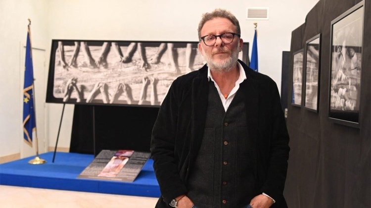 Danilo Mauro Malatesta bei der Austellung im Spazio Europa. Im Hintergrund das Triclinium.