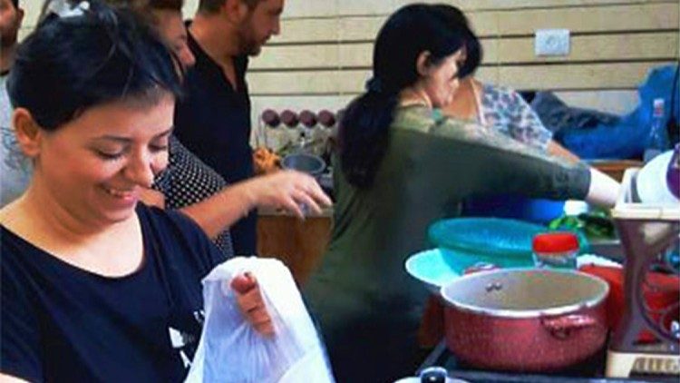 Vorbereitung von Mahlzeiten für die Personen, die sich in den Kirchengebäuden aufhalten. © KIRCHE IN NOT