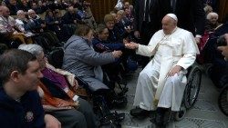 Papa encontra enfermos na Sala Paulo VI - foto arquivo