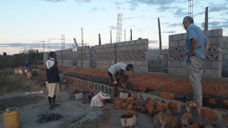 Le père Bertrand de Bourran supervise les travaux d'une école dans le nord-est de Madagascar..