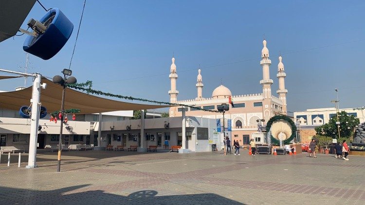 La cour de l'église Sainte-Marie à Dubaï, voisine d'une mosquée. 