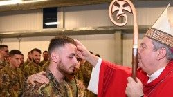 意大利隨軍主教馬爾恰諾在科索沃與軍人一起慶祝聖誕節