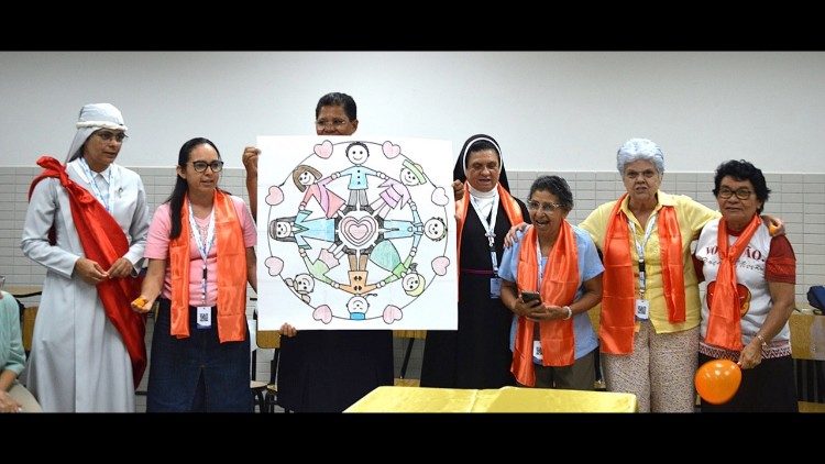 Grupo de religiosos e religiosas de v&aacute;rias congrega&ccedil;&otilde;es 