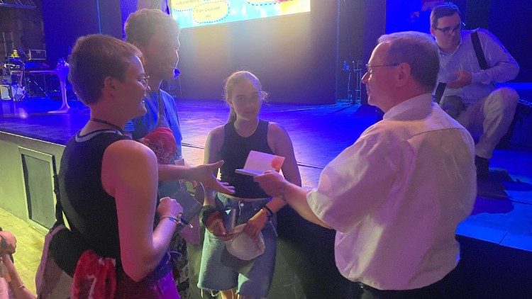 Der Bischof von Limburg, Georg B&auml;tzing, plaudert mit den angereisten Minis