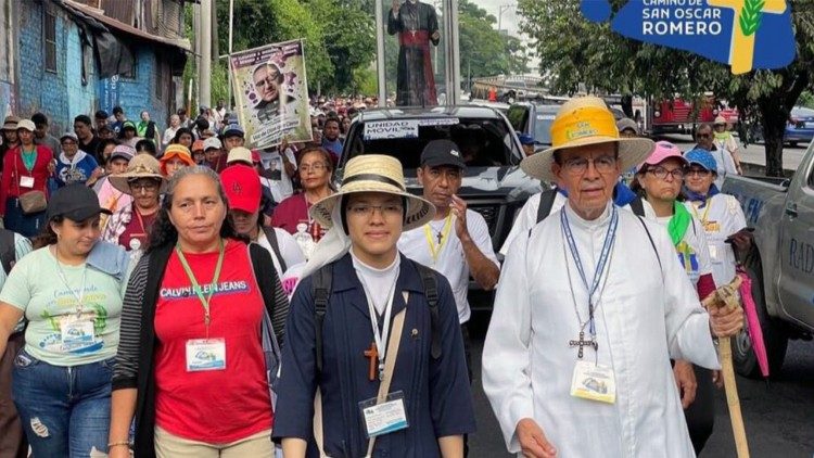 Salvadoreños peregrinan a la cuna de San Romero