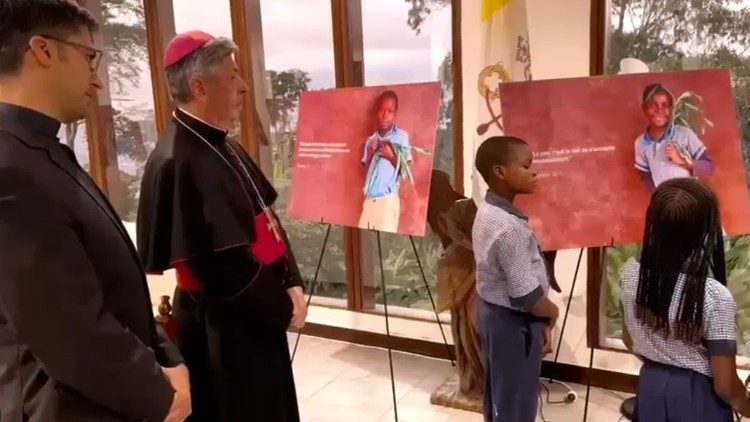 Visitando a exposição "Plantando a Paz" (foto: Nunciatura Apostólica de Camarões)