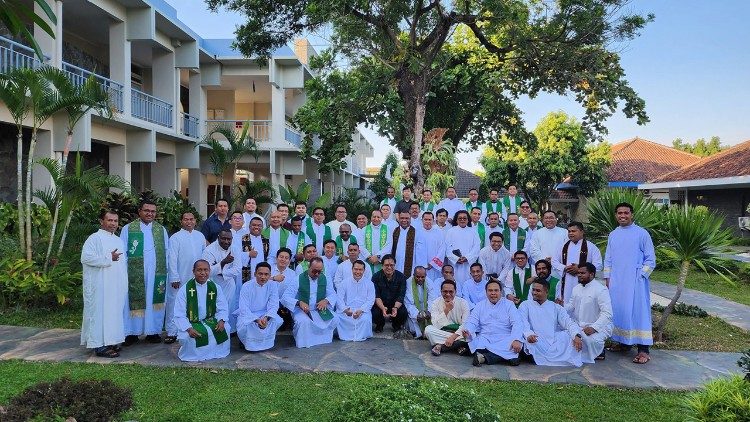 Cinquenta e seis sacerdotes diocesanos de toda a Indonésia participaram de um programa nacional de formação contínua organizado pela Associação de Padres Diocesanos da Indonésia (UNINDO) em Yogyakarta, Java Central.