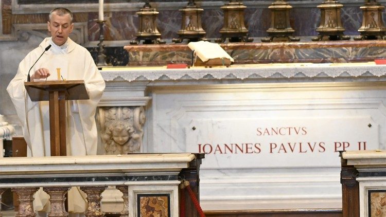 Miroslavs Vahovskis svin Svēto Misi pie svētā Jāņa Pāvila II kapa