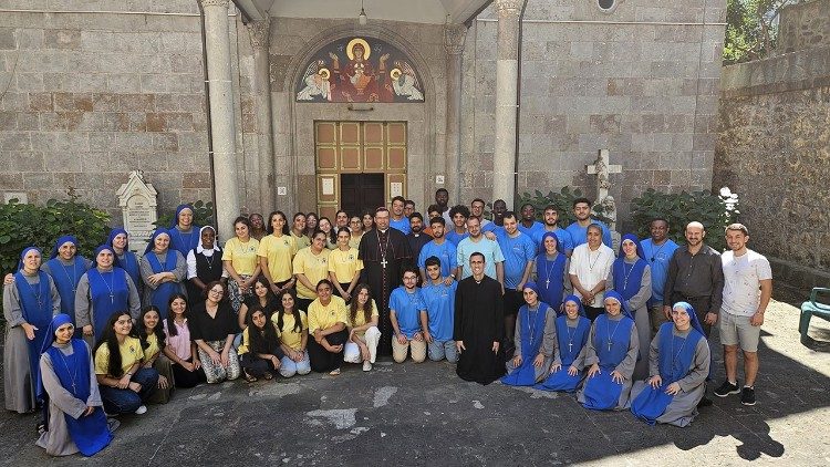 Mgr Antuan Ilgit avec des jeunes du vicariat apostolique d'Anatolie lors de la rencontre à Trébizonde du 10 au 15 août 2024. 