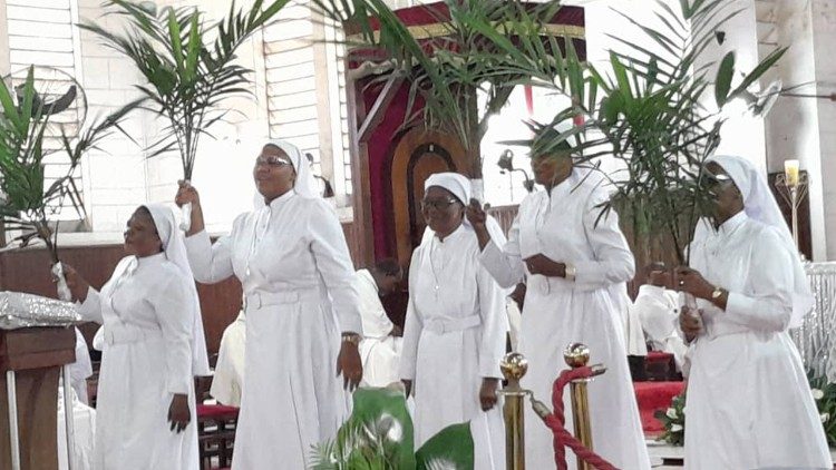 Cérémonie du passage du «flambeau de la relève», lors des Vœux perpétuels, 60 ans et 25 ans de vie religieuse célébrés le 17 août 2024 dans la Congrégation des Sœurs Servantes de Marie de Douala, au Cameroun.