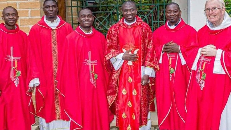 Des prêtres qui ont accompagné les jeunes de Conakry ayant participé à la session de formation biblique et humaine, organisée par l’archidiocèse de Conakry, en Guinée, du 1er au 11 août 2024