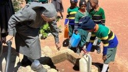 Tanzania: problemi i mungesës së ujit të pijshëm