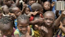 Dzieci w Republice Środkowoafrykańskiej korzystają z pomocy ojców Franciszkanów