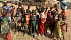 La labor educativa es enorme, ya que hay muchos jóvenes también en las aldeas, y los religiosos gestionan una veintena de escuelas primarias.