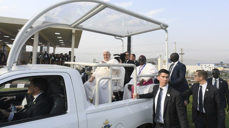 Loïc Rossier aux côtés du pape François au Sud-Soudan en 2023