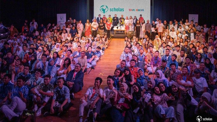 Young people from across Indonesia gathered at the Jakarta University of Art for the closing of the Scholas Occurrentes x Tunas Bineka program. Photo by Scholas Occurrentes