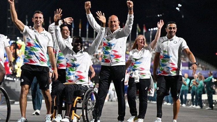 il Team paralimpico dei rifugiati durante la cerimonia di apertura delle Paralimpiadi