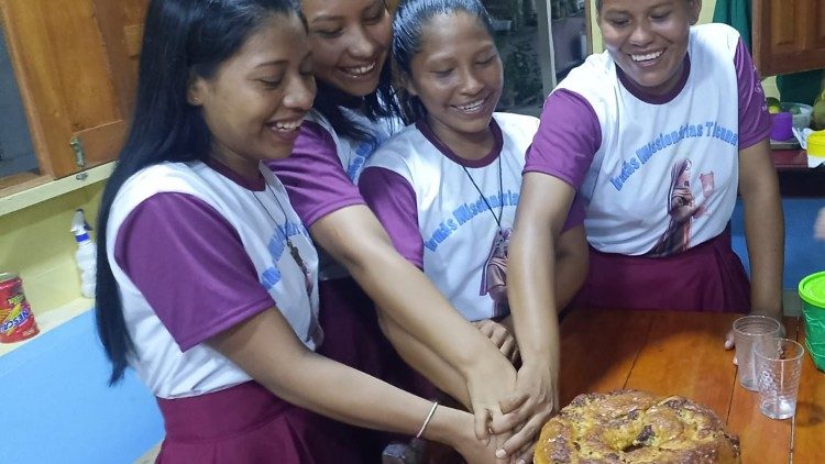 Irm&atilde;s Mission&aacute;rias Ticunas 