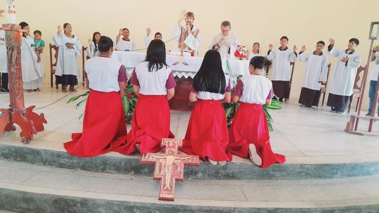 Irm&atilde;s Mission&aacute;rias Ticunas 
