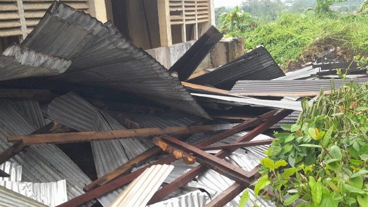 Les dégâts causés au bâtiment culturel Saint-Tarcisius du Petit séminaire d’Edéa, après le passage des vents violents, accompagnés par de précipitations, dans plusieurs régions du Cameroun, le 1er avril 2024.