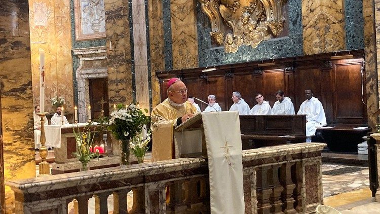 Mgr Edgar Peña Parra prononce son homélie dans l'église Saint-Louis-des-Français. 