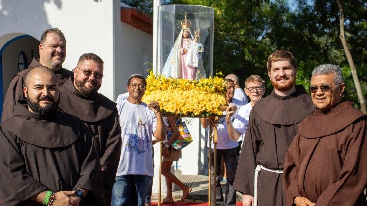 Freis com a imagem de Nossa Senhora da Penha