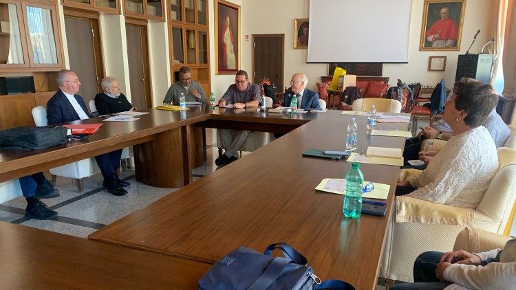 Diácono Rodrigo Dias durante a conferência com a Comunidade Diaconal Italiana