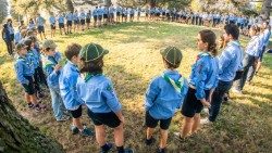 Un gruppo scout Agesci in cerchio (foto Andrea Pellegrini)