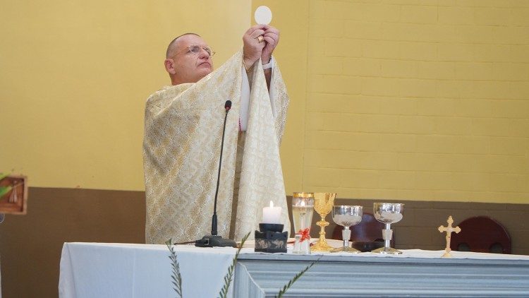 Dom Olivier Schmitthaeusler - Oração e Adoração Eucarística pelo Papa em um momento delicado de sua doença