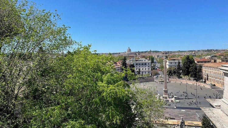 Pogled na Trg ljudstva, nad katerim se je v zelenem osrčju parka Villa Borghese odvijal multimedijski maraton #OnePeopleOnePlanet