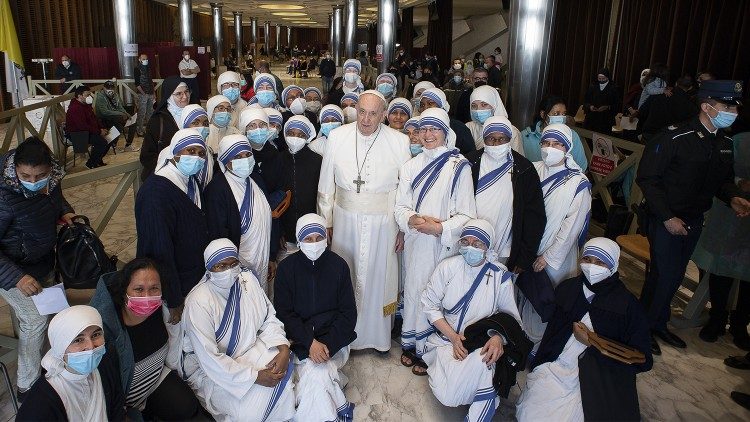 Papst Franziskus bei seinem Besuch in der umfunktionierten Audienzhalle am 23.04.2021