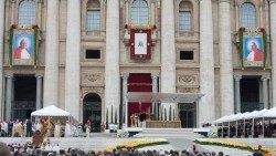 Repertoriu: Ceremonie de canonizare în fața bazilicii San Pietro