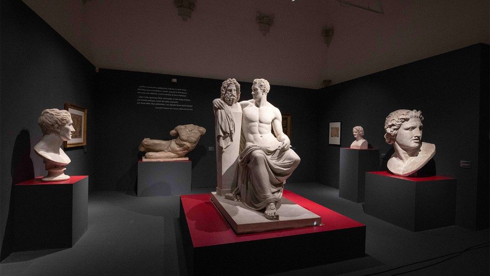 Giovanni Ceccarini, Canova sedente in atto di abbracciare l'erma fidiaca di Giove, marmo, 1820, Palazzo Comunale di Frascati