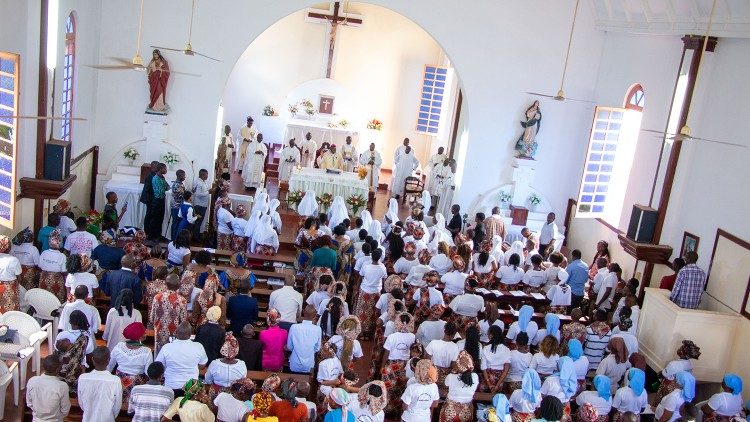 Celebra&ccedil;&atilde;o da Eucaristia na Catedral de Pemba (Mo&ccedil;ambique)