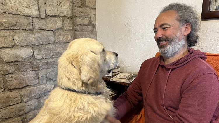 Alberto Cisco mit Hund Birba in der Abtei 