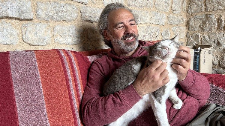 L'architetto Alberto Cisco, custode dell'Abbazia San Benedetto al Subasio, con il suo gatto Macchia