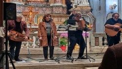 L'orchestra di Ambrogio Sparagna si esibisce durante il reading poetico dedicato al Cantico delle creature a San Francesco a Ripa