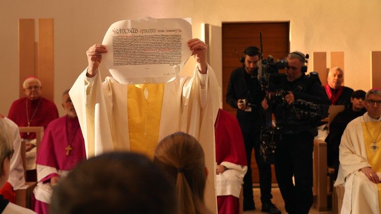 Domdekan Dr. Clemens Stroppel zeigt die Päpstliche Bulle. Bulle zur Ernennung von Bischof Klaus Krämer. Bild: Diözese Rottenburg-Stuttgart / Constanze Stark